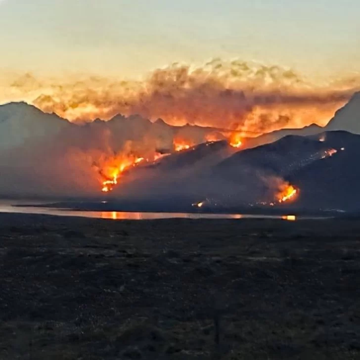 Incendio en el Parque Nacional Los Glaciares: un avión hidrante se suma al operativo y ya son 340 las hectáreas quemadas Incendio en el Parque Nacional Los Glaciares: un avión hidrante se suma al operativo y ya son 340 las hectáreas quemadas