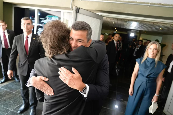 javier-milei-con-Pena-en-Paraguay-728x486