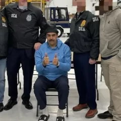 La realidad superó a la IA: la foto de Nicolás Maduro detenido y con los pulgares hacia arriba “a lo Milei” es verdadera