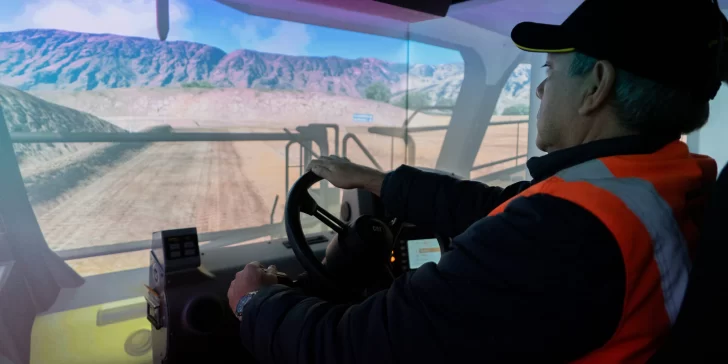 Conductores operan a la distancia con simuladores. Conductores operan a la distancia con simuladores.