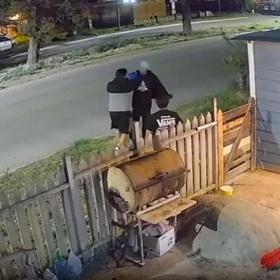 Video: Robó las llaves de una casa y recibió una golpiza por parte del dueño Video: Robó las llaves de una casa y recibió una golpiza por parte del dueño