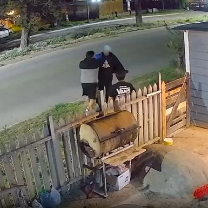 Video: Robó las llaves de una casa y recibió una golpiza por parte del dueño Video: Robó las llaves de una casa y recibió una golpiza por parte del dueño