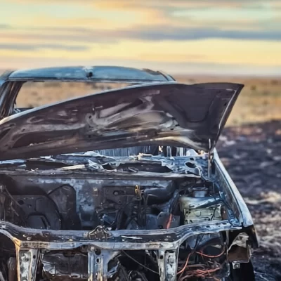 Volcó un auto en la ruta 3, se prendió fuego y produjo un incendio en los pastizales