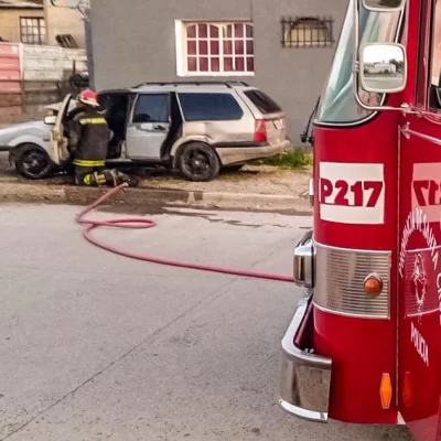 Un desperfecto eléctrico provocó un incendio en un auto y movilizó a bomberos