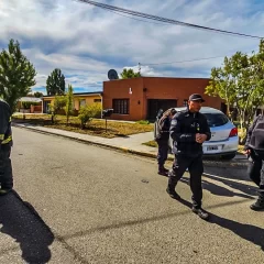 Fuerte accidente en Río Gallegos: choque y alarma por personas atrapadas