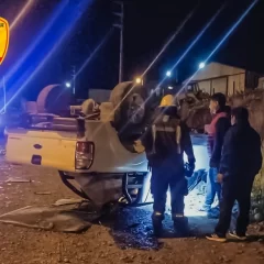 Vuelco en pleno centro de Río Turbio: los ocupantes fueron trasladados al hospital