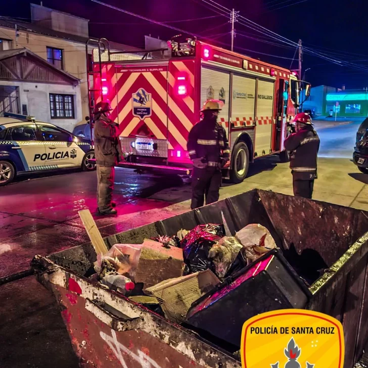 En Río Gallegos: una colilla mal apagada ocasionó un incendio en un contenedor En Río Gallegos: una colilla mal apagada ocasionó un incendio en un contenedor
