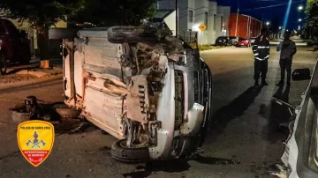 Liberaron a un conductor atrapado tras un violento vuelco en pleno centro Liberaron a un conductor atrapado tras un violento vuelco en pleno centro