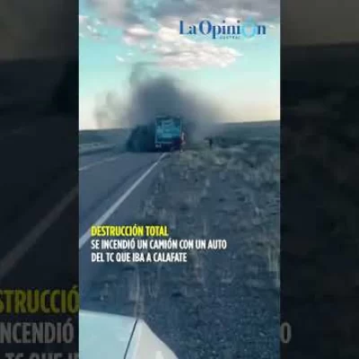 Se incendió un camión con un auto del Turismo Carretera que iba a El Calafate