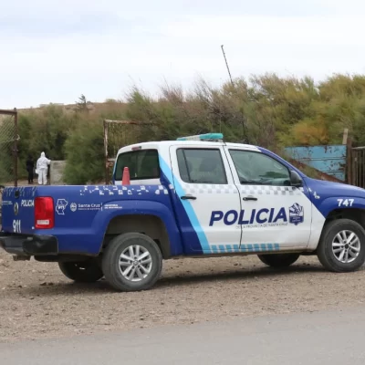 Amenazó a vecinos, intentó ingresar a una chacra, arrojó piedras y terminó detenido en Caleta Olivia