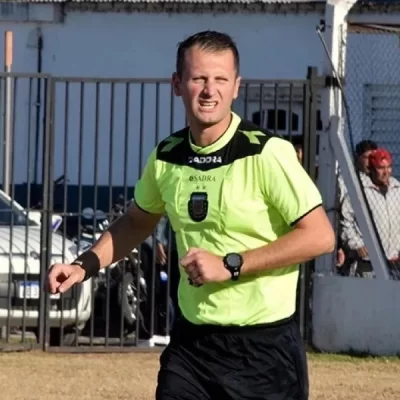 Árbitros del ascenso: le robaron a un referí en el vestuario mientras dirigía el partido y sancionaron al club