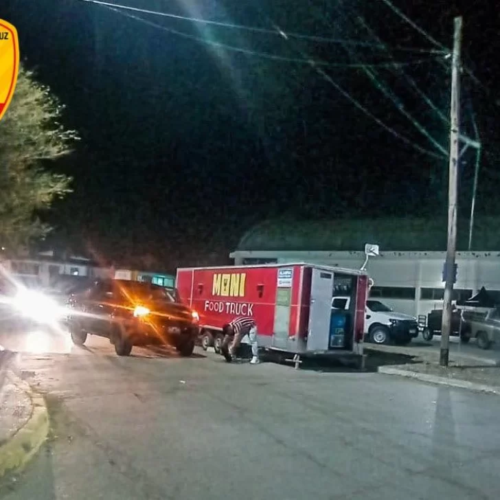 Cable energizado generó humo y chispas en plena madrugada en Caleta Olivia Cable energizado generó humo y chispas en plena madrugada en Caleta Olivia