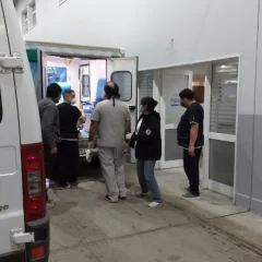 Un alambre provocó la caída de una motociclista en Río Gallegos y ella terminó con una fractura expuesta