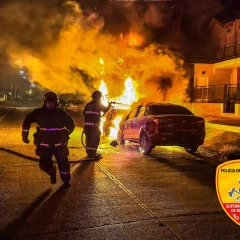 Incendio arrasó con dos autos estacionados en Caleta Olivia