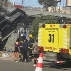 Una camioneta impactó y quedó sobre la reja de una casa en Comodoro Rivadavia