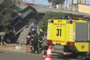 Una camioneta impactó y quedó sobre la reja de una casa en Comodoro Rivadavia