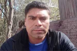 Viajó a la Patagonia para buscar trabajo, pero hoy revuelve la basura para alimentar a sus hijos: pide una oportunidad laboral Viajó a la Patagonia para buscar trabajo, pero hoy revuelve la basura para alimentar a sus hijos: pide una oportunidad laboral