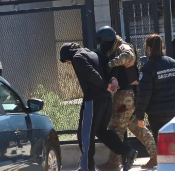 Todo sobre el primer crimen del año en Caleta Olivia: despidieron a Ulises Olima, se entregó el presunto autor y hay secreto de sumario Todo sobre el primer crimen del año en Caleta Olivia: despidieron a Ulises Olima, se entregó el presunto autor y hay secreto de sumario