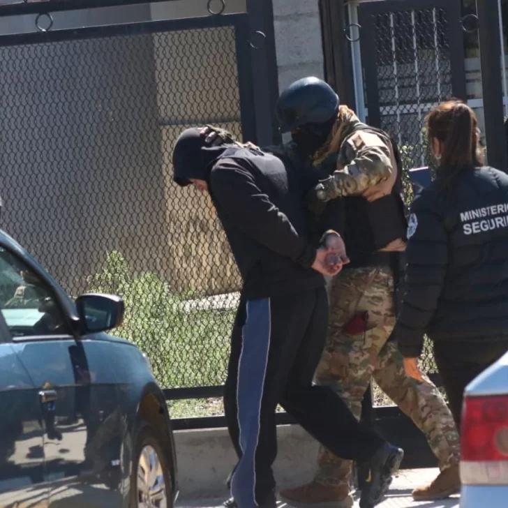 Todo sobre el primer crimen del año en Caleta Olivia: despidieron a Ulises Olima, se entregó el presunto autor y hay secreto de sumario Todo sobre el primer crimen del año en Caleta Olivia: despidieron a Ulises Olima, se entregó el presunto autor y hay secreto de sumario