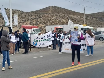 “Más unidos que nunca”: gremios marcharon en Caleta Olivia contra la reforma laboral “Más unidos que nunca”: gremios marcharon en Caleta Olivia contra la reforma laboral