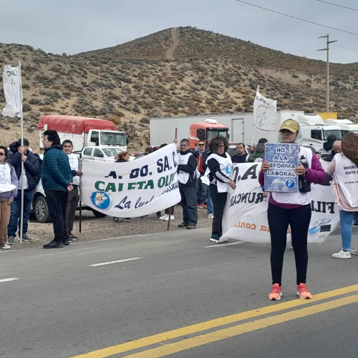 “Más unidos que nunca”: gremios marcharon en Caleta Olivia contra la reforma laboral “Más unidos que nunca”: gremios marcharon en Caleta Olivia contra la reforma laboral