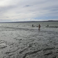 Rescataron a un hombre que quería ingresar a la ría en Río Gallegos