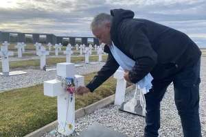 Veteranos de guerra de Córdoba visitaron el Cementerio de Darwin