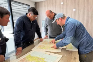 Claudio Vidal sobrevoló el Río Fénix y anunció medidas para resolver el histórico problema del agua en Perito Moreno