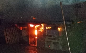 “Se salvó de milagro”: prendió fuego la casa de la madre en un intento de quitarse la vida y luego se arrepintió “Se salvó de milagro”: prendió fuego la casa de la madre en un intento de quitarse la vida y luego se arrepintió