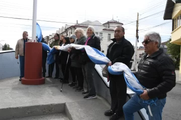 Un grupo de turistas mendocinas izaron la bandera en Río Gallegos: “Ustedes realmente hacen patria” Un grupo de turistas mendocinas izaron la bandera en Río Gallegos: “Ustedes realmente hacen patria”