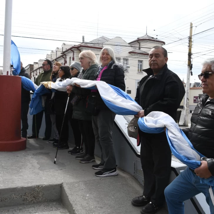 Un grupo de turistas mendocinas izaron la bandera en Río Gallegos: “Ustedes realmente hacen patria” Un grupo de turistas mendocinas izaron la bandera en Río Gallegos: “Ustedes realmente hacen patria”