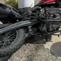 Joven motociclista está internado en terapia intensiva y al borde de la muerte tras un fuerte accidente