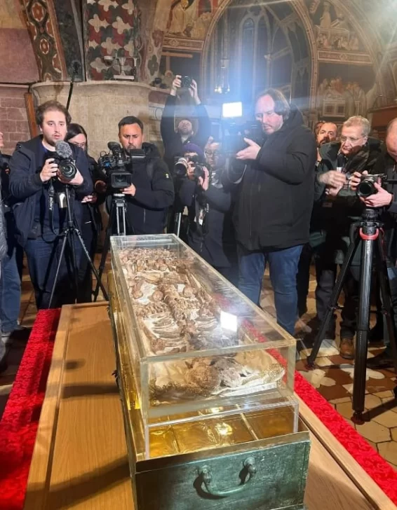  Medios de comunicación de distintos países documentaron la histórica exposición pública de los restos del Poverello.