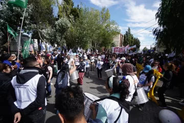 Santa Cruz: gremios marcharon contra la reforma laboral y la ley de glaciares Santa Cruz: gremios marcharon contra la reforma laboral y la ley de glaciares