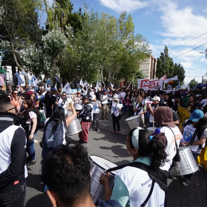 Santa Cruz: gremios marcharon contra la reforma laboral y la ley de glaciares Santa Cruz: gremios marcharon contra la reforma laboral y la ley de glaciares