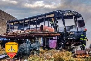 Un colectivo quedó envuelto en llamas en el barrio San Benito