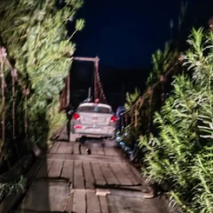 Un auto quedó atrapado en un puente colgante de 28 de Noviembre