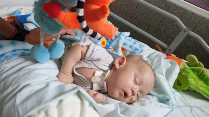  La evoluci&oacute;n de Angelex, el beb&eacute; de Las Heras que padece s&iacute;ndrome de Prune Belly, volvi&oacute; a generar m&aacute;xima preocupaci&oacute;n en las &uacute;ltimas horas. Cuando todo parec&iacute;a encaminarse hacia una relativa estabilidad, su cuadro cl&iacute;nico se agrav&oacute; de manera repentina y oblig&oacute; a una r&aacute;pida intervenci&oacute;n del equipo m&eacute;dico.