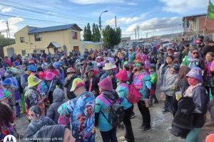 Santa Cruz también festeja el Carnaval: más de 700 personas participaron de la noche de comadres, desentierro de diablos y corsos en 28 de Noviembre