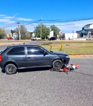 Accidente en Río Gallegos: un auto atropelló a un ciclista en la rotonda de Av. Gregores y Av. Perón Accidente en Río Gallegos: un auto atropelló a un ciclista en la rotonda de Av. Gregores y Av. Perón