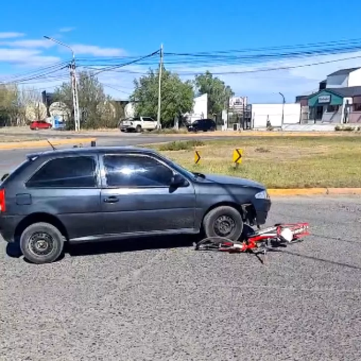 Accidente en Río Gallegos: un auto atropelló a un ciclista en la rotonda de Av. Gregores y Av. Perón Accidente en Río Gallegos: un auto atropelló a un ciclista en la rotonda de Av. Gregores y Av. Perón