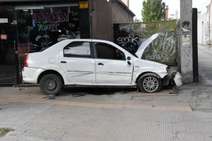 Mujer despistó en la Avenida Kirchner, golpeó un poste y chocó un comercio en pleno centro de Río Gallegos