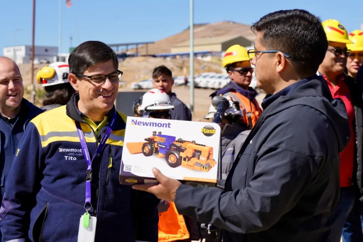 El gerente general de Newmont Cerro Negro, Tito Cacho, le obsequió al gobernador de Santa Cruz Claudio Vidal, un juego que utilizan para dar talleres de robótica. El gerente general de Newmont Cerro Negro, Tito Cacho, le obsequió al gobernador de Santa Cruz Claudio Vidal, un juego que utilizan para dar talleres de robótica.