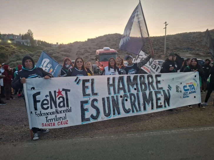  Trabajadores concentrados en la entrada de Caleta Olivia bloquean el paso.