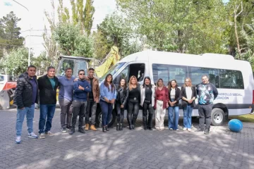 Luisa Cárdenas destacó el minibús entregado por el Gobierno provincial Luisa Cárdenas destacó el minibús entregado por el Gobierno provincial