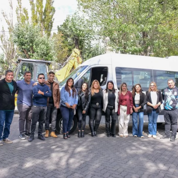 Luisa Cárdenas destacó el minibús entregado por el Gobierno provincial Luisa Cárdenas destacó el minibús entregado por el Gobierno provincial
