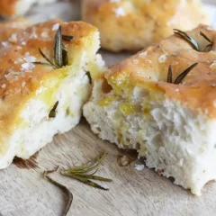Receta de focaccia casera para disfrutar del pan italiano recién horneado
