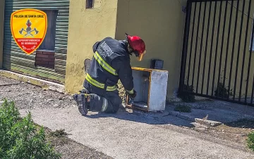 Puerto Deseado: fuga de gas en plena vía pública y rápida intervención de bomberos Puerto Deseado: fuga de gas en plena vía pública y rápida intervención de bomberos