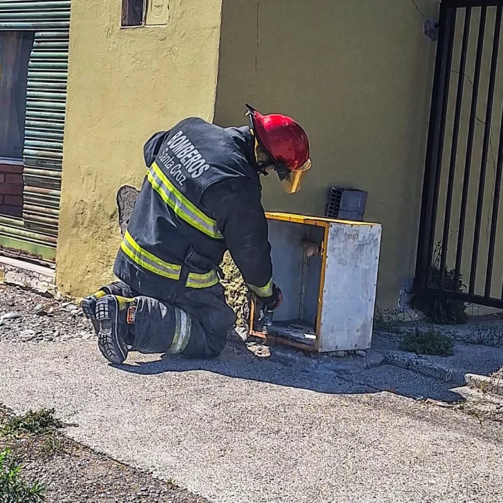 Puerto Deseado: fuga de gas en plena vía pública y rápida intervención de bomberos Puerto Deseado: fuga de gas en plena vía pública y rápida intervención de bomberos