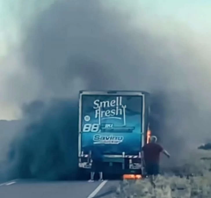 incendio-auto-tc-camion-sierra-grande-savino-728x685